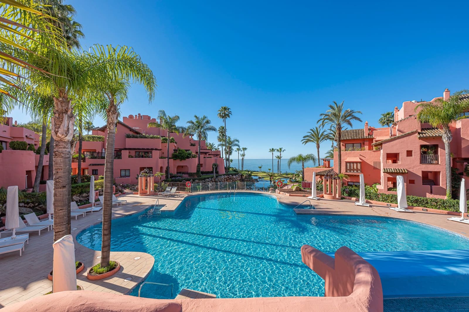 Apartamento de 3 habitaciones en Estepona en venta con piscina garaje - 2.695.000 € (Ref: 10035803)