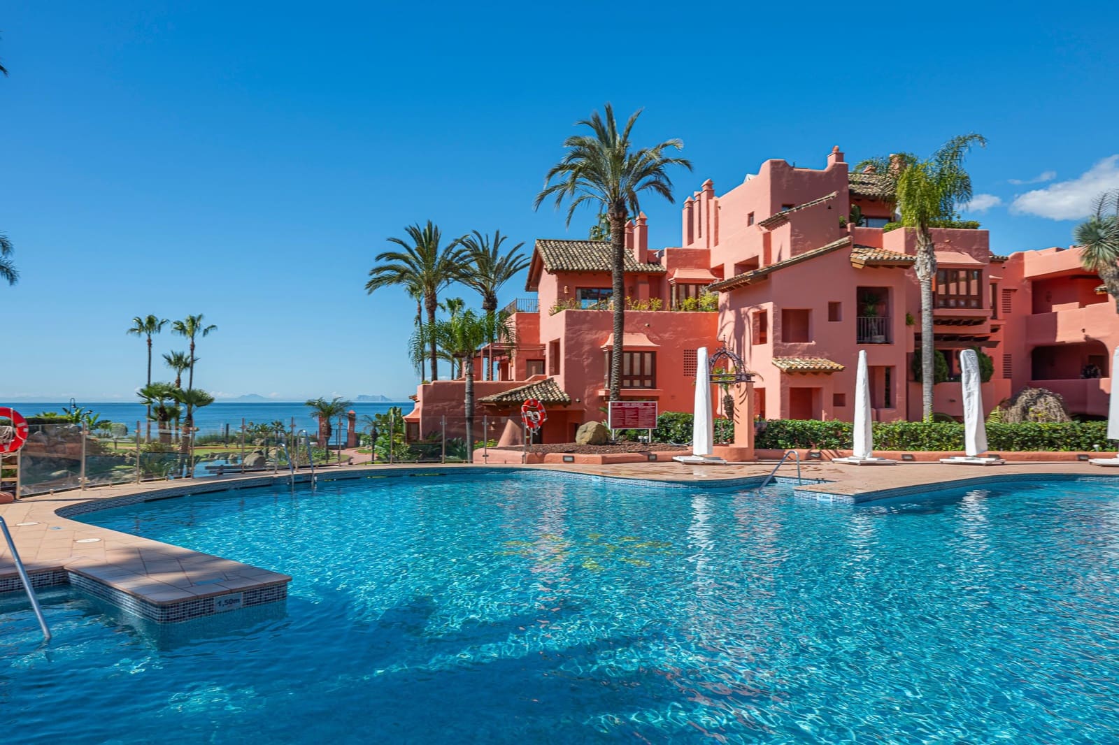 Apartamento de 3 habitaciones en Estepona en venta con piscina garaje - 2.695.000 € (Ref: 10035803)