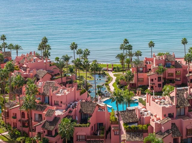 Apartamento de 3 habitaciones en Guadalmansa, Estepona en venta con piscina garaje - 2.695.000 € (Ref: 10035803)