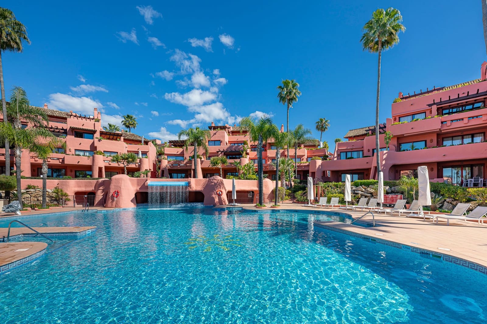 Apartamento de 3 habitaciones en Estepona en venta con piscina garaje - 2.695.000 € (Ref: 10035803)