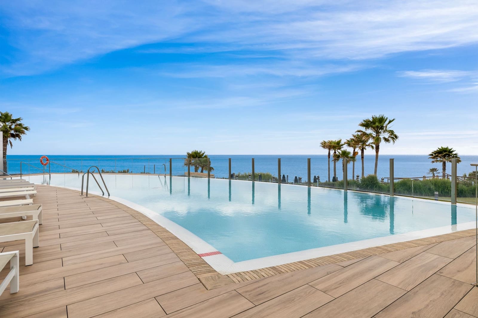 Apartamento de 2 habitaciones en Estepona en venta con piscina garaje - 898.000 € (Ref: 10045955)