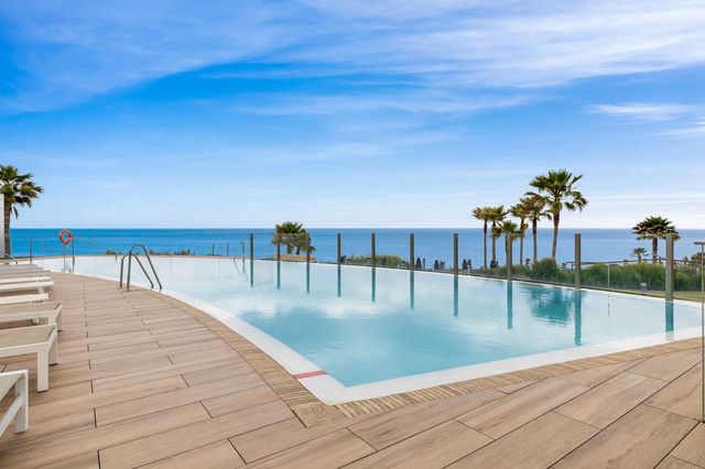 Apartamento de 2 habitaciones en Estepona en venta con piscina garaje - 898.000 € (Ref: 10045955)