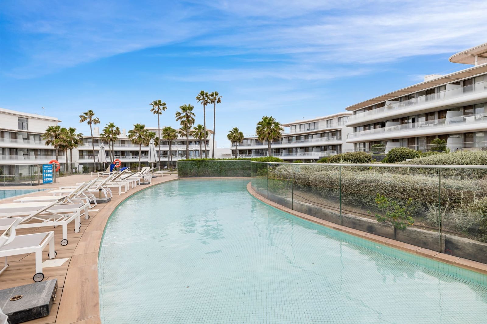 Apartamento de 2 habitaciones en Estepona en venta con piscina garaje - 898.000 € (Ref: 10045955)