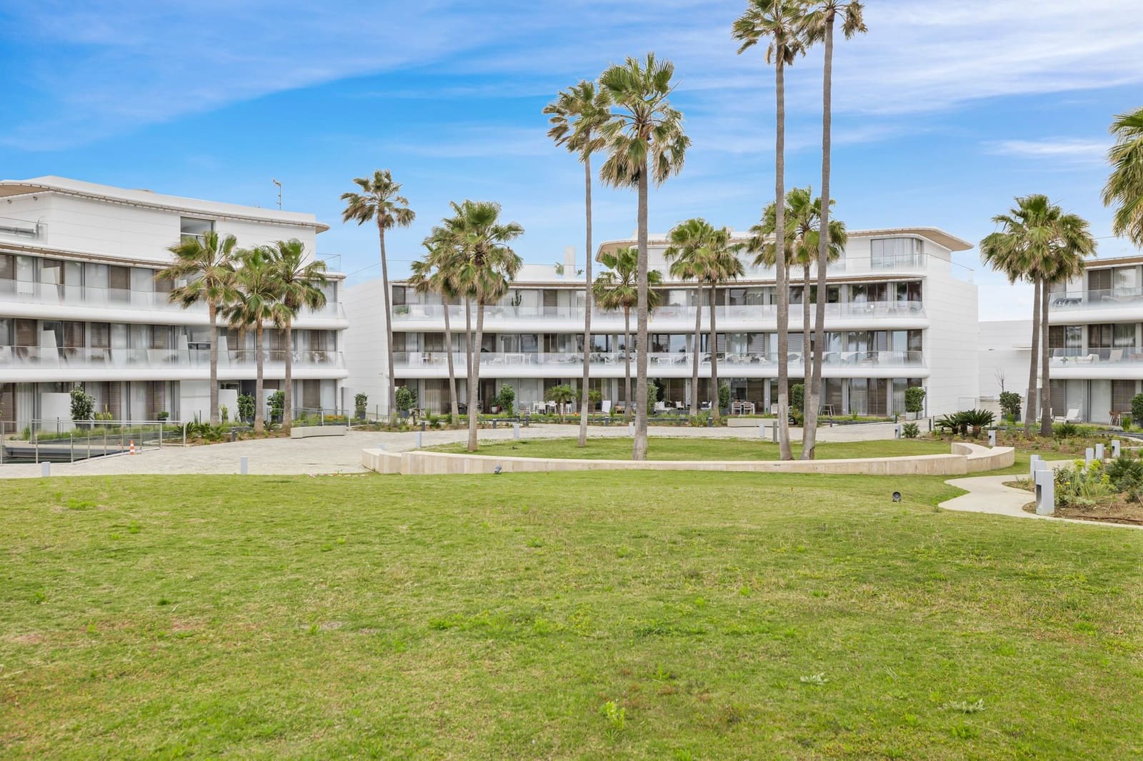 Apartamento de 2 habitaciones en Estepona en venta con piscina garaje - 898.000 € (Ref: 10045955)