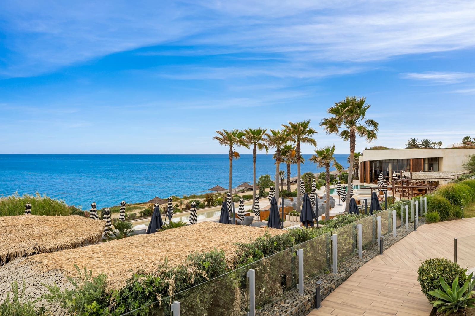 Apartamento de 2 habitaciones en Estepona en venta con piscina garaje - 898.000 € (Ref: 10045955)