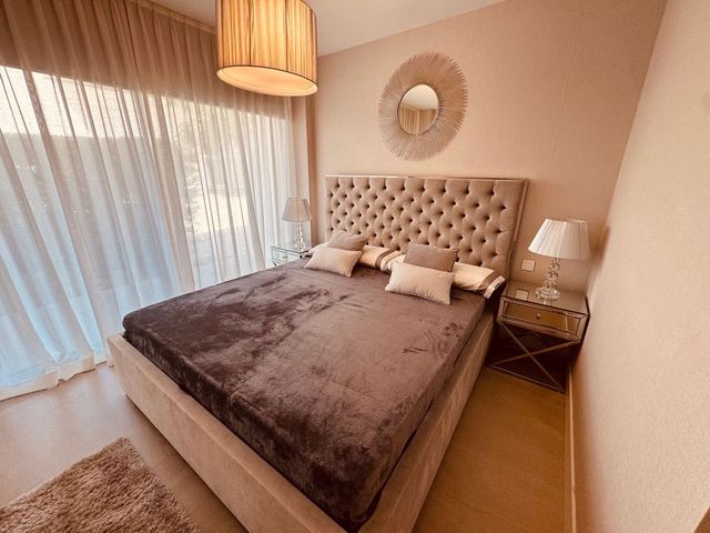 Apartamento de 2 habitaciones en Estepona en venta con piscina garaje - 898.000 € (Ref: 10045955)