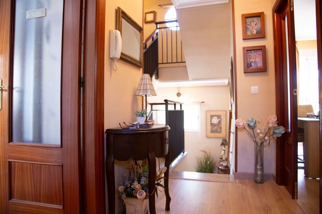 4 sypialnia Dom na sprzedaż w La Guardia de Jaén z basenem garażem - 465 000 € (Ref: 10050444)