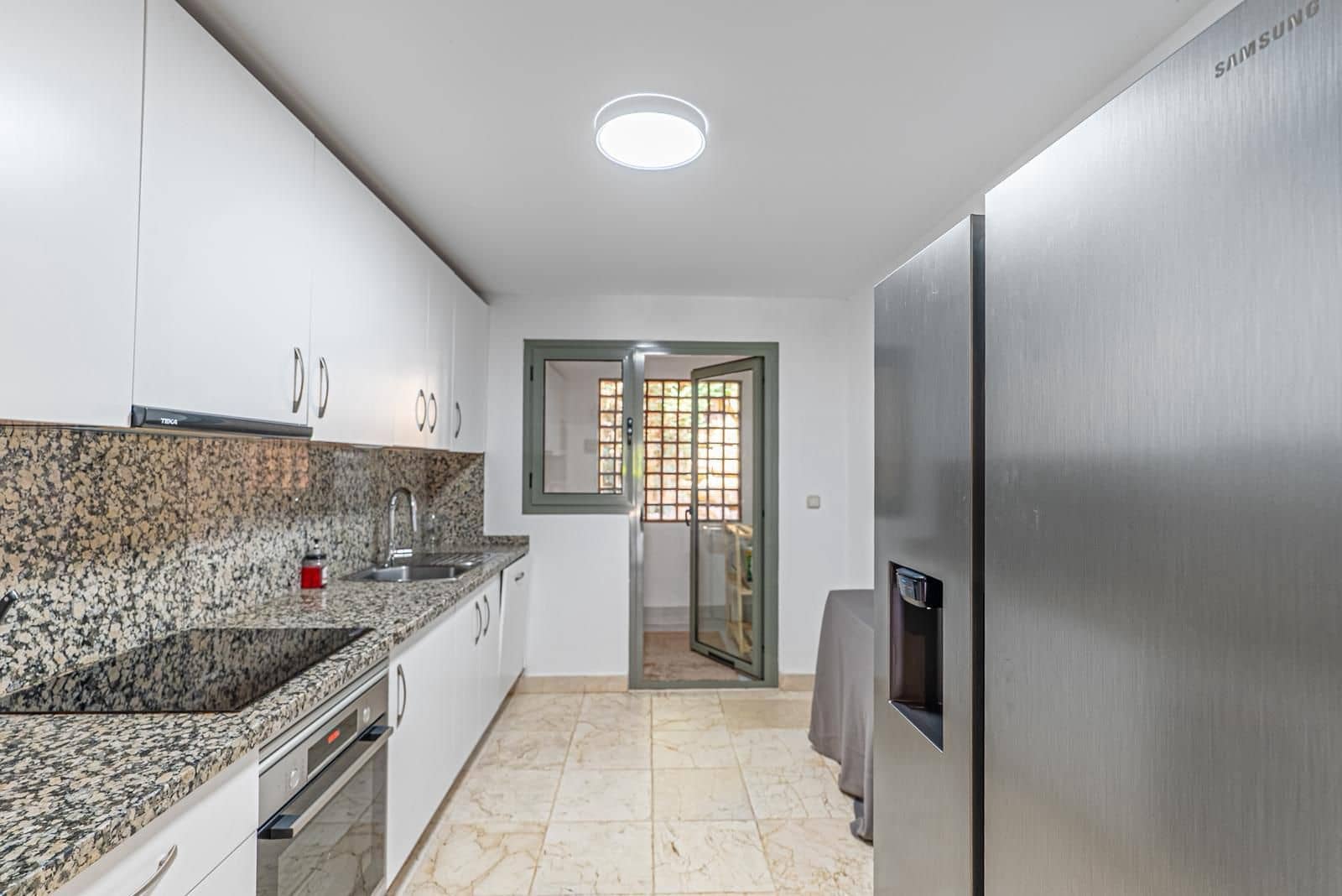3 chambre Appartement à vendre à Estepona avec piscine garage - 650 000 € (Ref: 10065570)