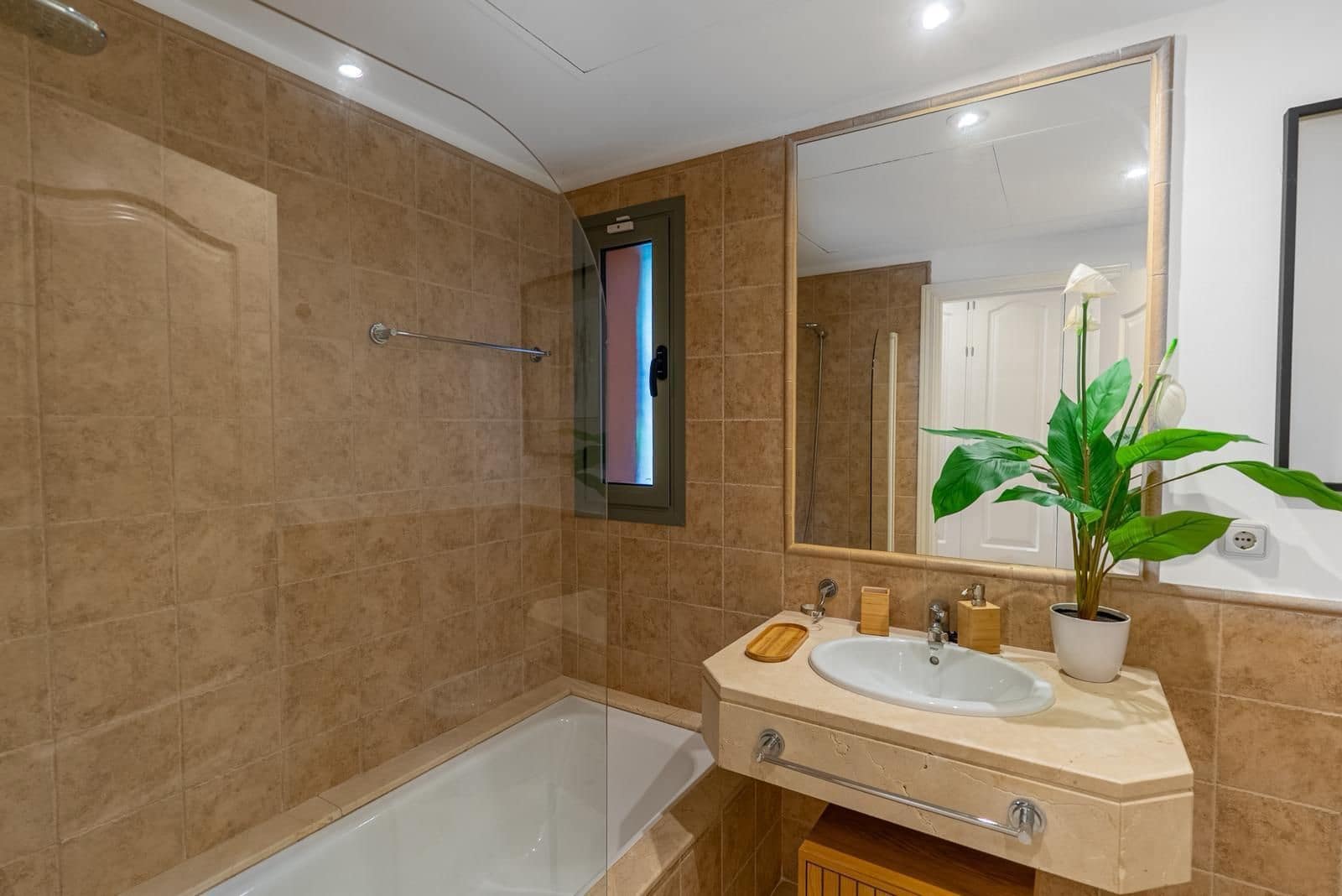 3 chambre Appartement à vendre à Estepona avec piscine garage - 650 000 € (Ref: 10065570)
