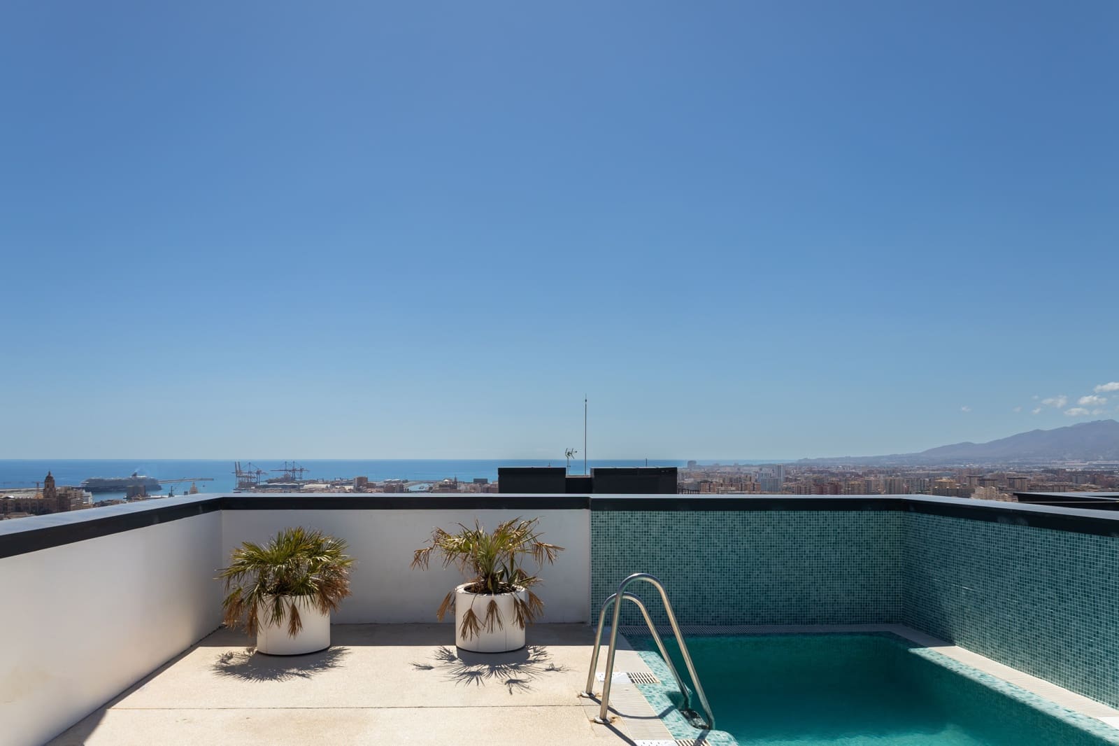 1 bedroom Apartment for sale in Malaga city with pool garage - € 375,000 (Ref: 10077017)