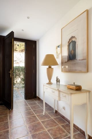 3 makuuhuone Omakotitalo myytävänä paikassa El Paraiso, Estepona mukana uima-altaan 
autotalli - 697 000 € (Ref: 10081824)