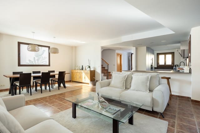 3 makuuhuone Omakotitalo myytävänä paikassa El Paraiso, Estepona mukana uima-altaan 
autotalli - 697 000 € (Ref: 10081824)