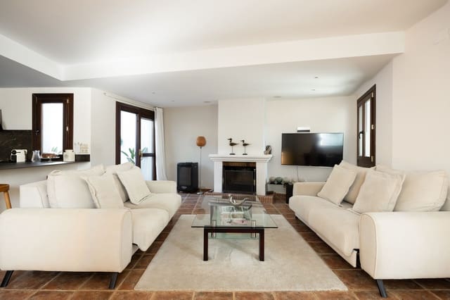 3 makuuhuone Omakotitalo myytävänä paikassa El Paraiso, Estepona mukana uima-altaan 
autotalli - 697 000 € (Ref: 10081824)