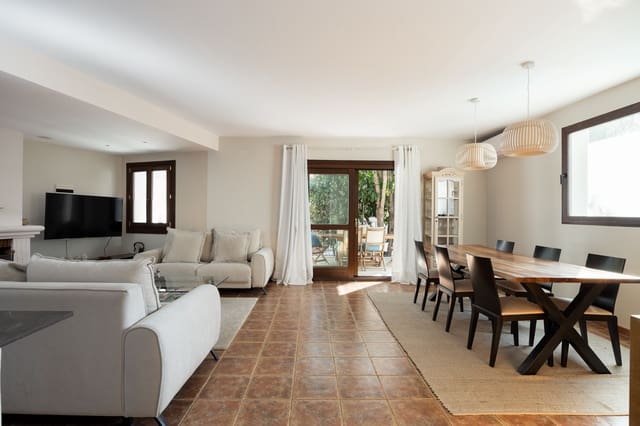 3 makuuhuone Omakotitalo myytävänä paikassa El Paraiso, Estepona mukana uima-altaan 
autotalli - 697 000 € (Ref: 10081824)