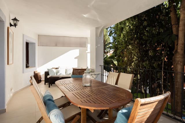 3 makuuhuone Omakotitalo myytävänä paikassa El Paraiso, Estepona mukana uima-altaan 
autotalli - 697 000 € (Ref: 10081824)