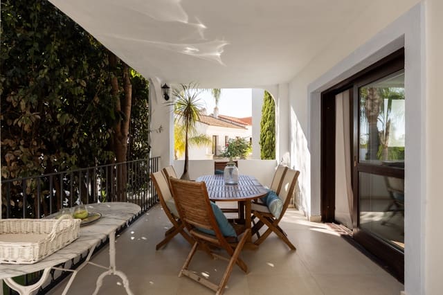 3 makuuhuone Omakotitalo myytävänä paikassa El Paraiso, Estepona mukana uima-altaan 
autotalli - 697 000 € (Ref: 10081824)