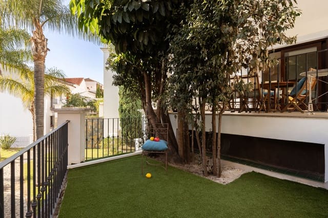 3 makuuhuone Omakotitalo myytävänä paikassa El Paraiso, Estepona mukana uima-altaan 
autotalli - 697 000 € (Ref: 10081824)