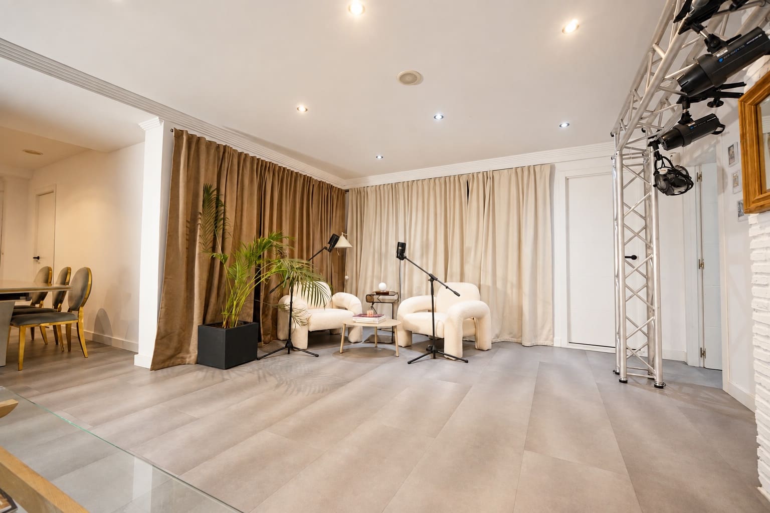 3 makuuhuone Kaupallinen myytävänä paikassa El Paraiso mukana uima-altaan - 340 000 € (Ref: 10085227)