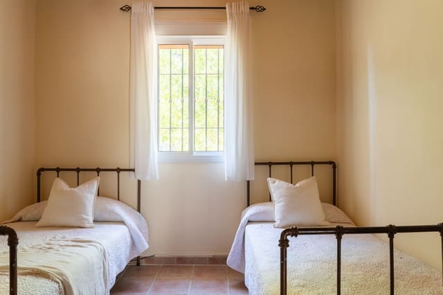 Finca/Casa Rural de 3 habitaciones en Antequera en venta con piscina garaje - 395.000 € (Ref: 10100096)