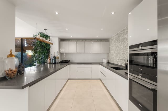 6 sovrum Hus till salu i Las Brisas, Marbella med pool garage - 5 790 000 € (Ref: 10103536)