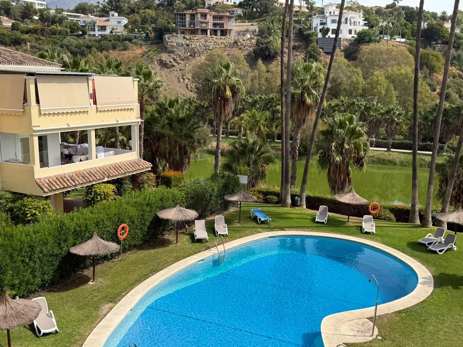 3 sovrum Lägenhet till salu i Benahavis med pool - 549 000 € (Ref: 10130408)