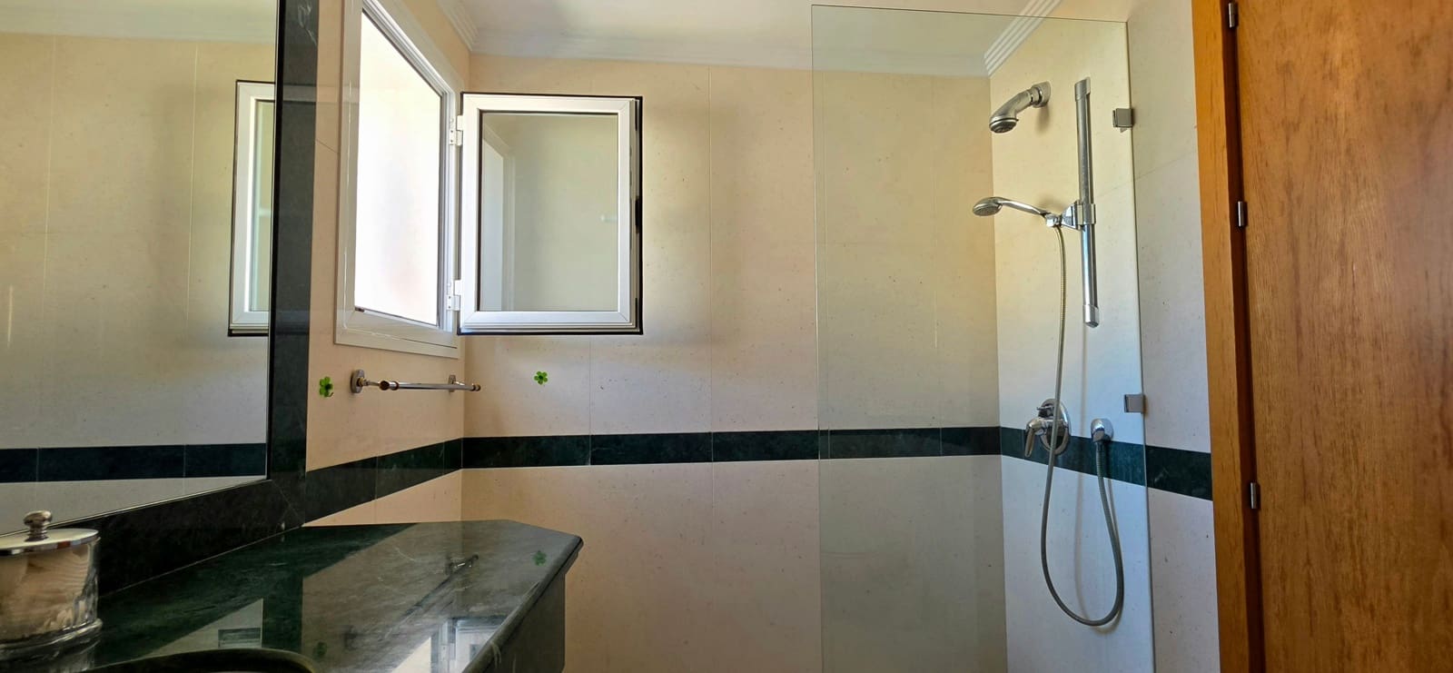 Apartamento de 3 habitaciones en Benahavís en venta con piscina garaje - 675.000 € (Ref: 10156933)