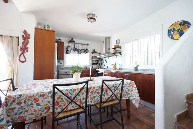 4 slaapkamer Finca/Landhuis te koop in Los Llanos, Estepona met zwembad garage - € 1.199.000 (Ref: 10158460)