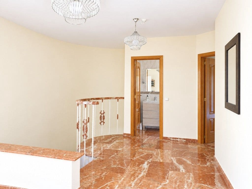 5 bedroom Villa for sale in Coin with pool garage - € 699,000 (Ref: 10169267)