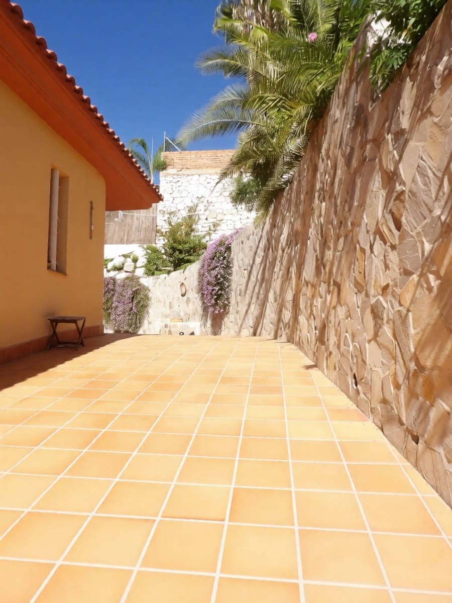5 bedroom Villa for sale in Coin with pool garage - € 699,000 (Ref: 10169267)