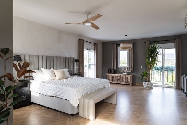 7 quarto Casa em Banda para venda em Viñuela com piscina garagem - 1 675 000 € (Ref: 10179692)