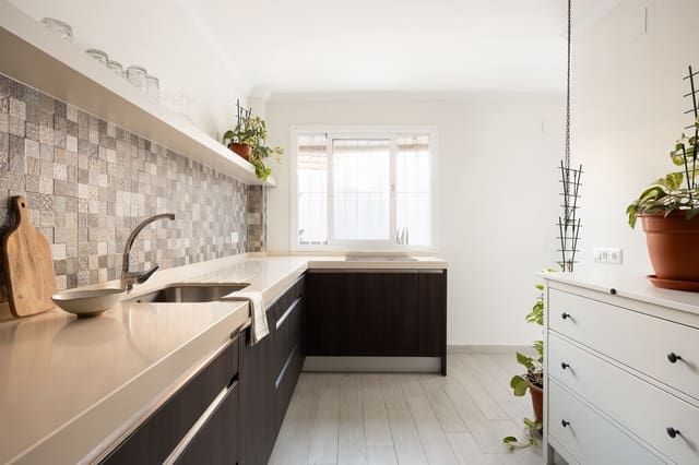 4 bedroom Apartment for sale in Capuchinos, Málaga city with garage - € 695,000 (Ref: 10180921)