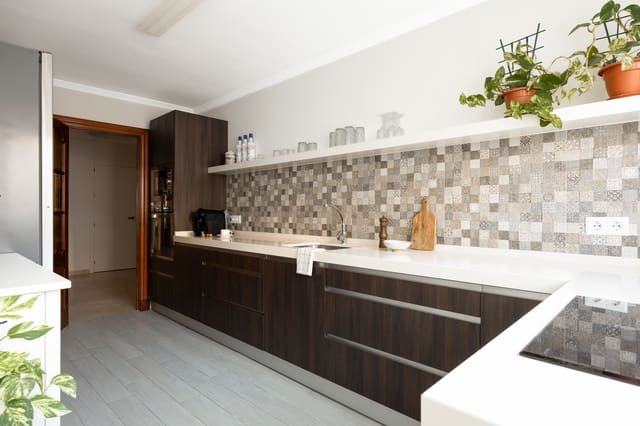 4 bedroom Apartment for sale in Capuchinos, Málaga city with garage - € 695,000 (Ref: 10180921)