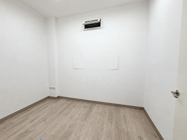 4 soverom Kommersiell til leie i Zona Puerto Deportivo, Fuengirola - € 1 500 (Ref: 10183255)