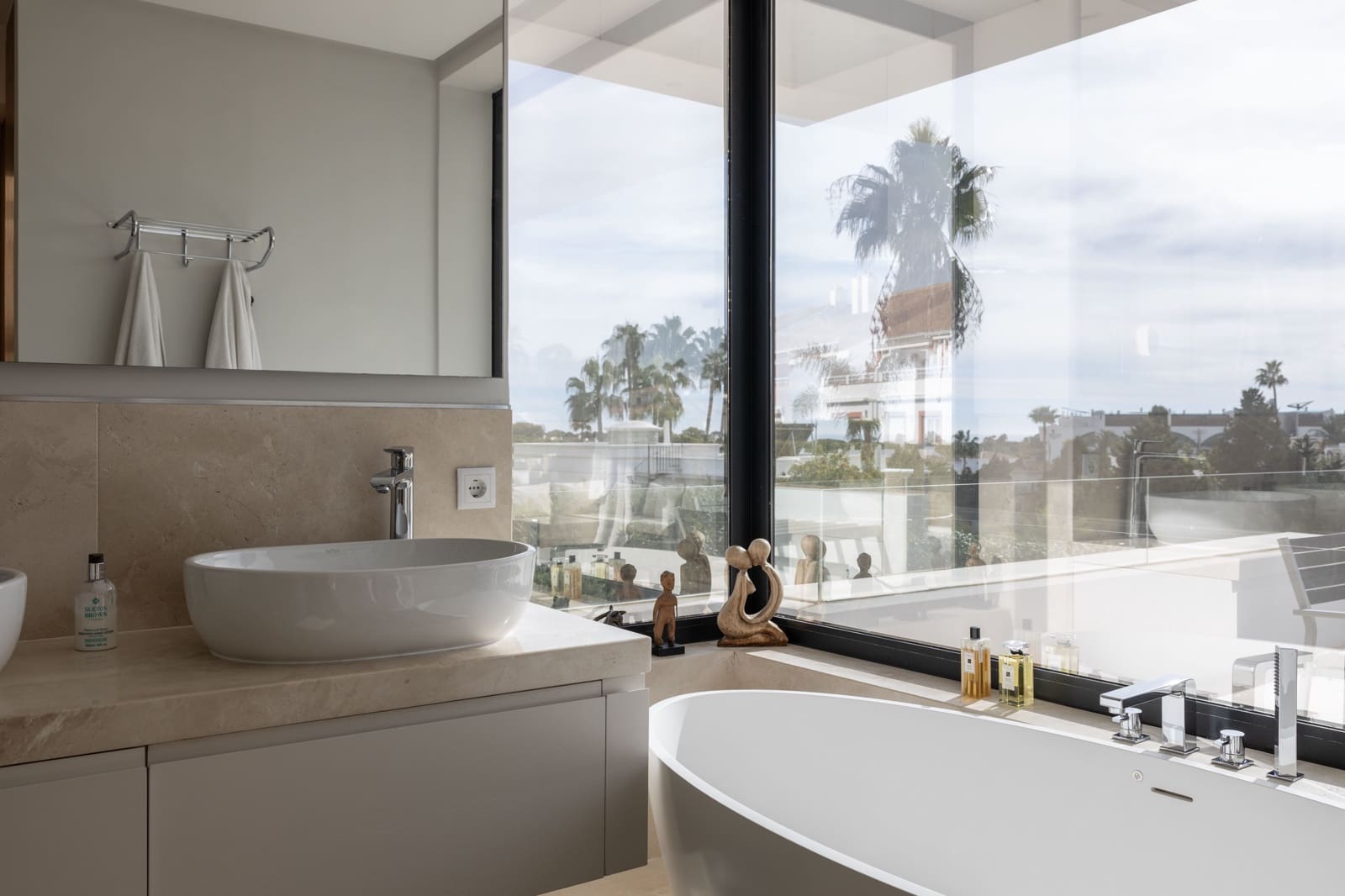 6 soverom Villa til salgs i El Paraiso med svømmebasseng - € 1 995 000 (Ref: 7953765)