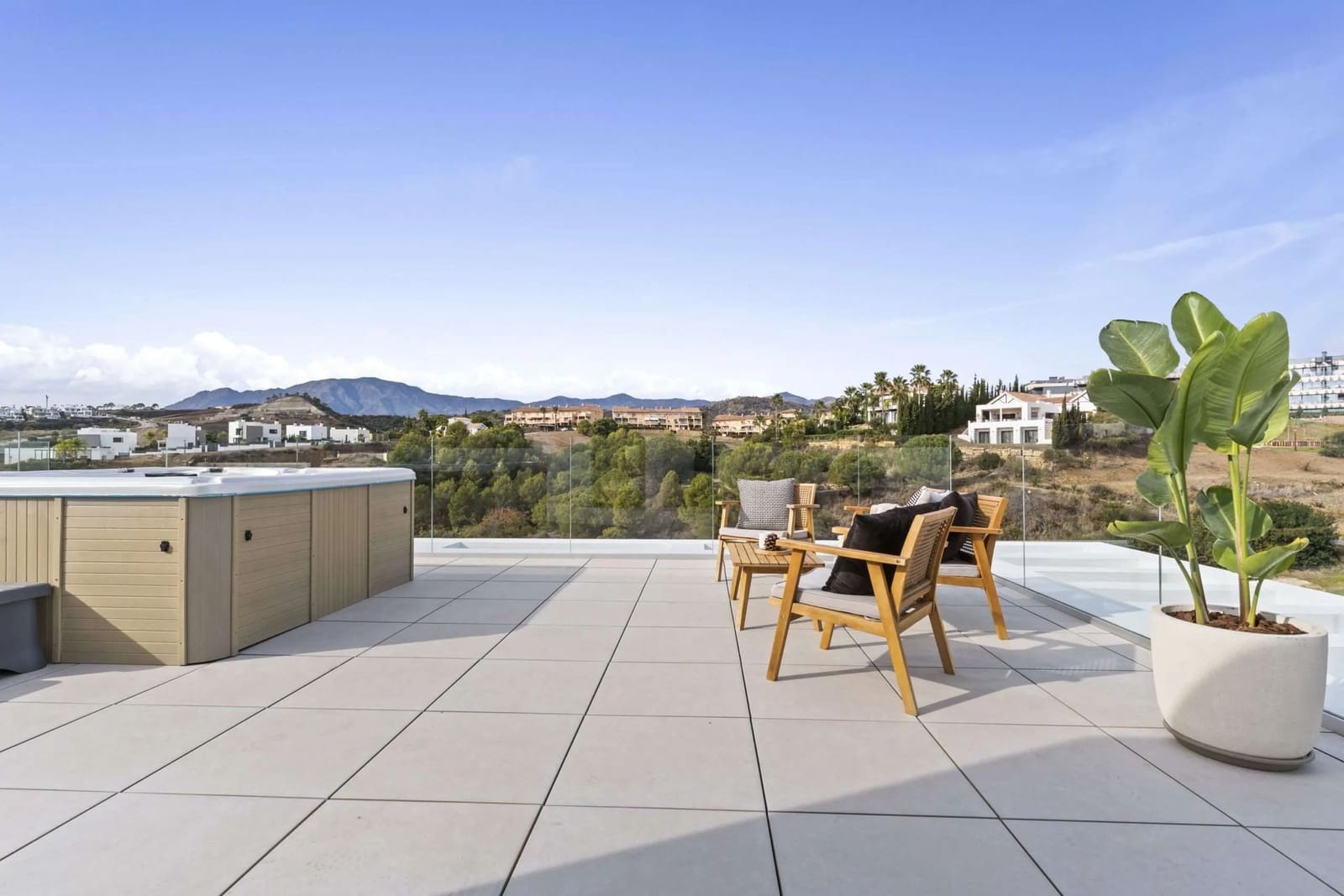 Chalet de 6 habitaciones en Estepona en venta con piscina - 1.495.000 € (Ref: 8011346)