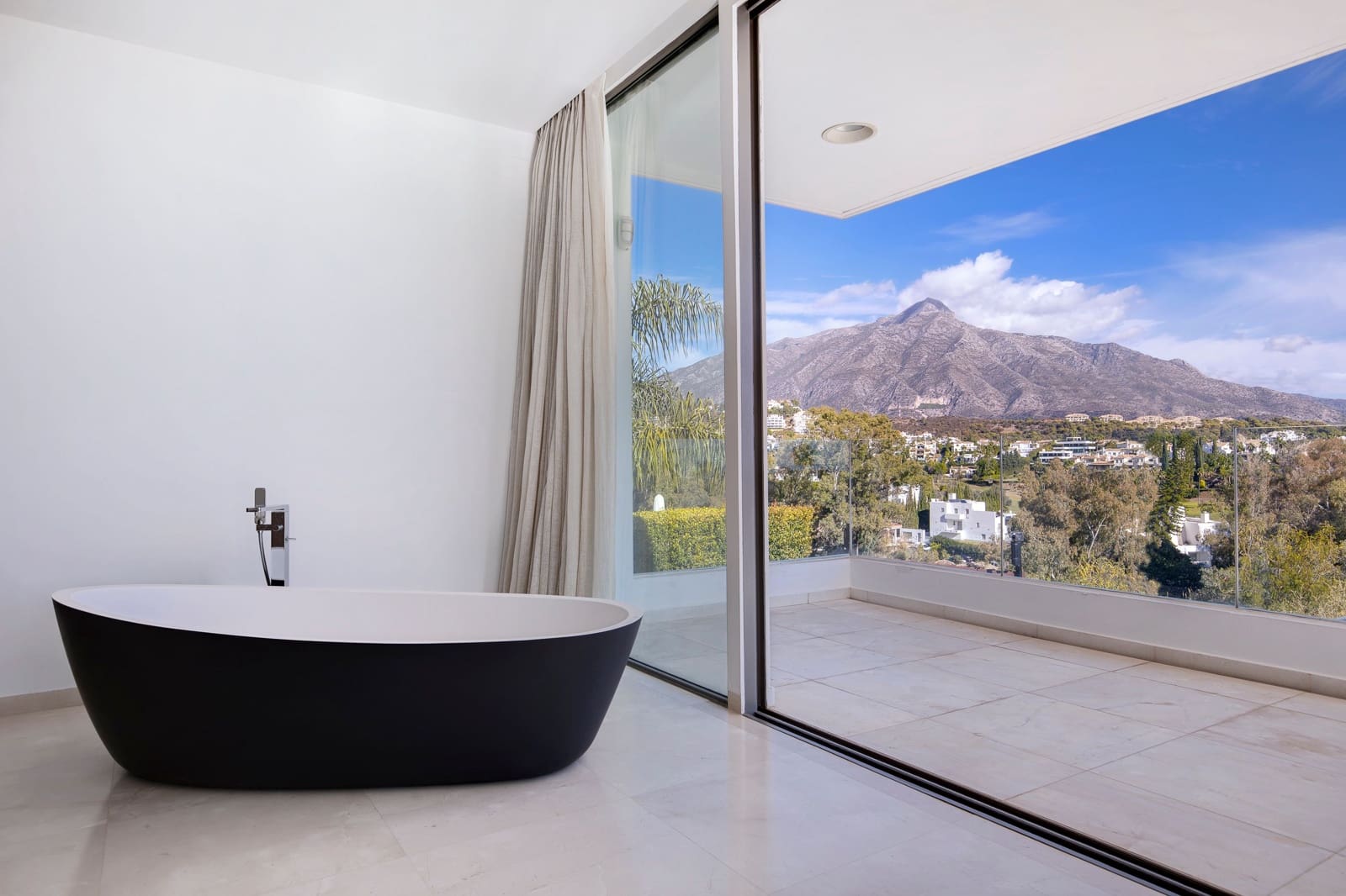 7 slaapkamer Villa te koop in Marbella met zwembad - € 8.900.000 (Ref: 8035039)