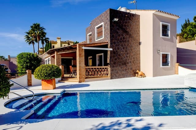 6 slaapkamer Villa te koop in Altos de Estepona, Estepona met zwembad - € 995.000 (Ref: 8168763)