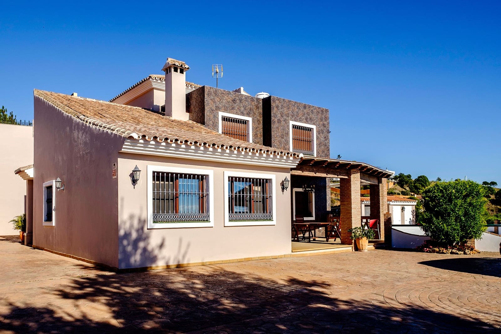 6 sypialnia Willa na sprzedaż w Estepona z basenem - 995 000 € (Ref: 8168763)