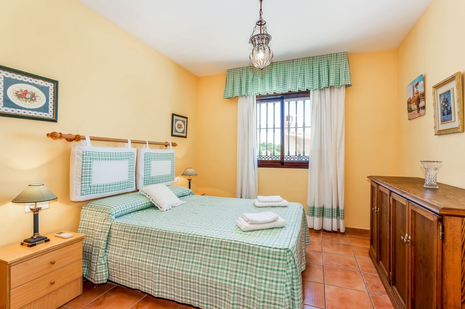 6 sypialnia Willa na sprzedaż w Estepona z basenem - 995 000 € (Ref: 8168763)