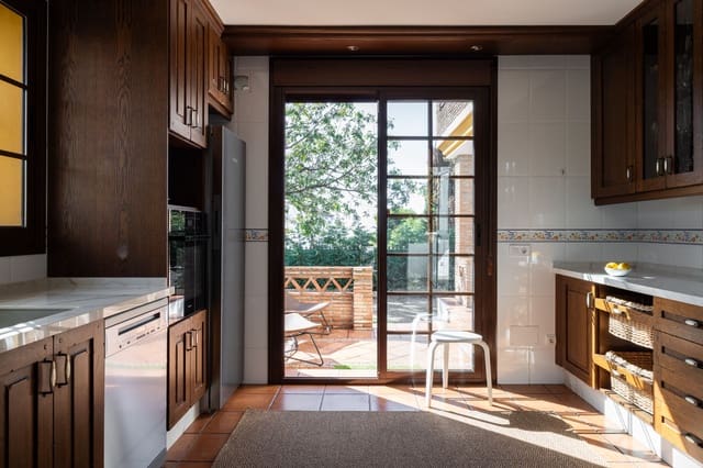 4 soveværelse Villa til salg i San Pedro de Alcántara Pueblo, Marbella med swimmingpool - € 1.695.000 (Ref: 8213179)