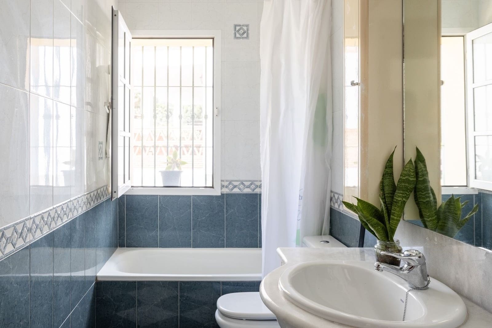 3 bedroom Townhouse for sale in Mijas Costa with pool - € 680,000 (Ref: 8317456)