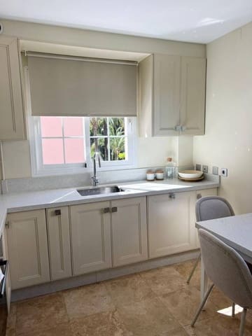 Apartamento de 2 habitaciones en Las Brisas, Marbella en venta - 595.000 € (Ref: 8320881)