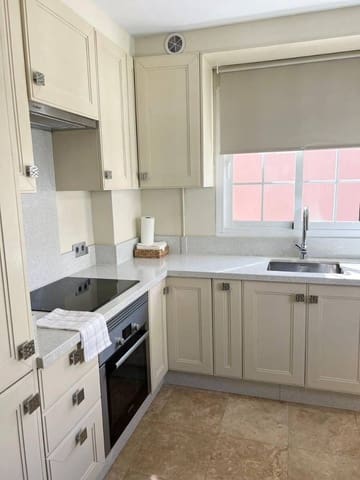 Apartamento de 2 habitaciones en Las Brisas, Marbella en venta - 595.000 € (Ref: 8320881)