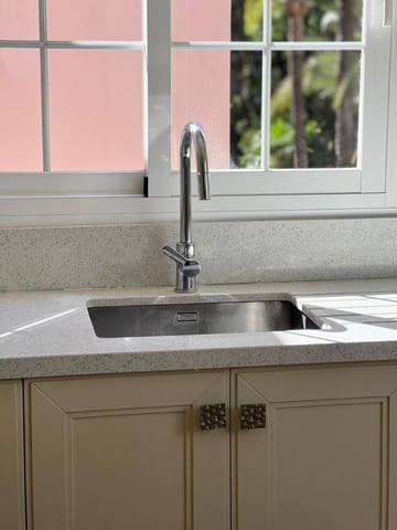 Apartamento de 2 habitaciones en Las Brisas, Marbella en venta - 595.000 € (Ref: 8320881)