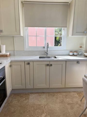 Apartamento de 2 habitaciones en Las Brisas, Marbella en venta - 595.000 € (Ref: 8320881)