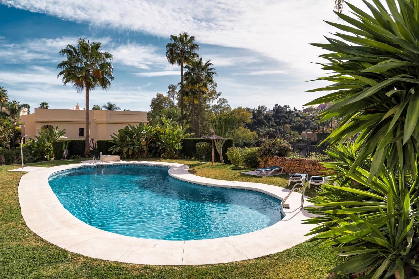 3 bedroom Apartment for sale in Benahavis with pool - € 975,000 (Ref: 8367607)