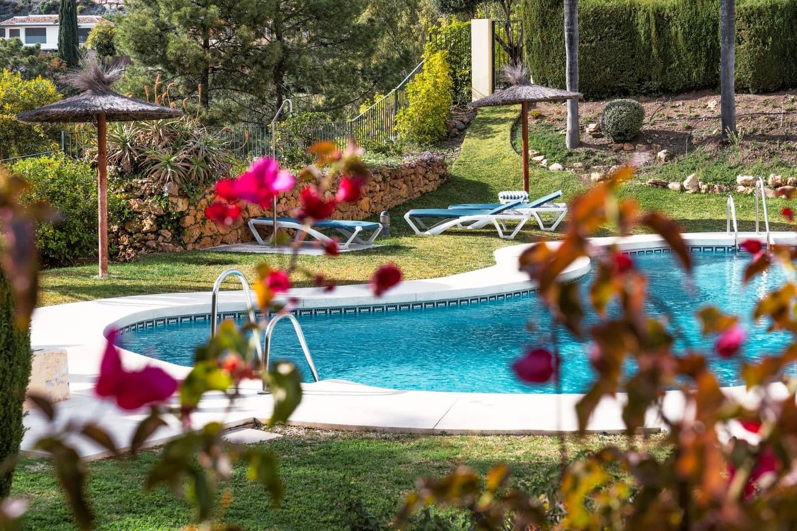 3 bedroom Apartment for sale in Benahavis with pool - € 975,000 (Ref: 8367607)