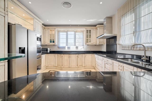 Casa de 7 habitaciones en Benahavís en venta con piscina - 2.475.000 € (Ref: 8387753)