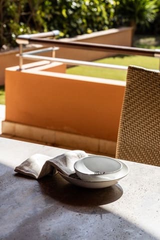 Apartamento de 2 habitaciones en Puerto Banus, Marbella en venta con piscina - 1.800.000 € (Ref: 8439631)