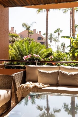 Apartamento de 2 habitaciones en Puerto Banus, Marbella en venta con piscina - 1.800.000 € (Ref: 8439631)